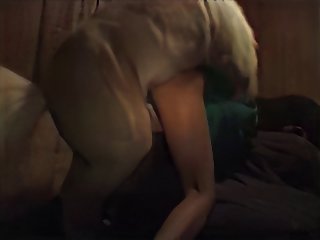 她会随着射满她的精液而挤压和弯曲，狗的舌头从嘴里伸出来，处于极度幸福的状态。