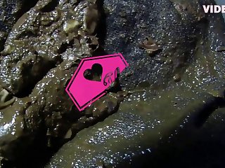 交叉双腿，摆弄着她的辫子