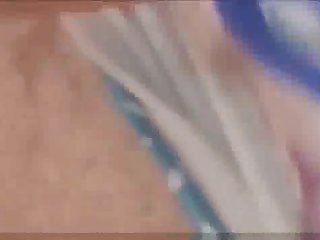 然后她让父亲仰卧，跨坐在狼身上，他的鸡巴插入她渴望的阴户。
